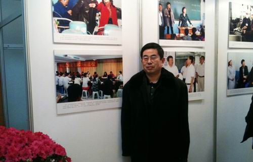 王炳中会长弘扬周易文化事迹在政协委员履职事迹摄影展中展出